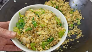 鹹魚雞粒炒飯，用新鮮飯炒，照樣粒粒分明