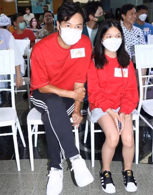 郭晉安首度攜女兒出席活動！穿父女裝默契十足，11歲愛女太像爸爸
