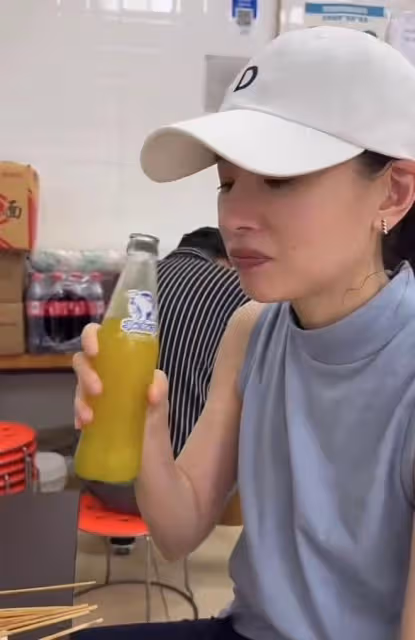 董潔騎萬元自行車出門放風,在街頭吃麻辣燙,穿著樸素無人識