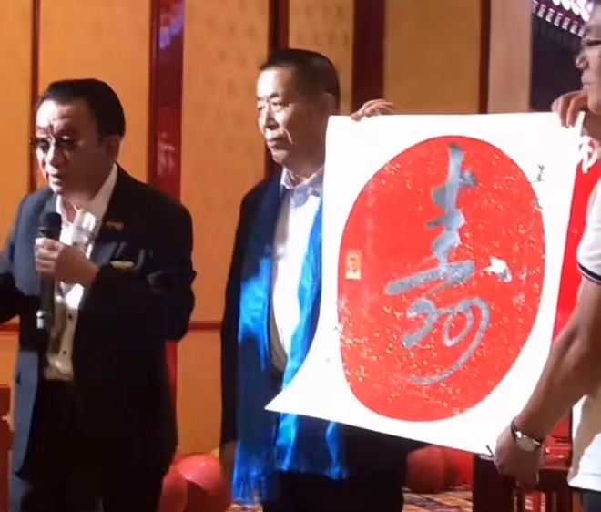 75歲侯耀華暴瘦參加壽宴,多位戲骨現身,現場近10位美女端菜表演