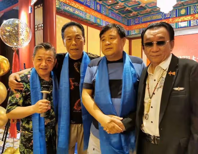 75歲侯耀華暴瘦參加壽宴,多位戲骨現身,現場近10位美女端菜表演