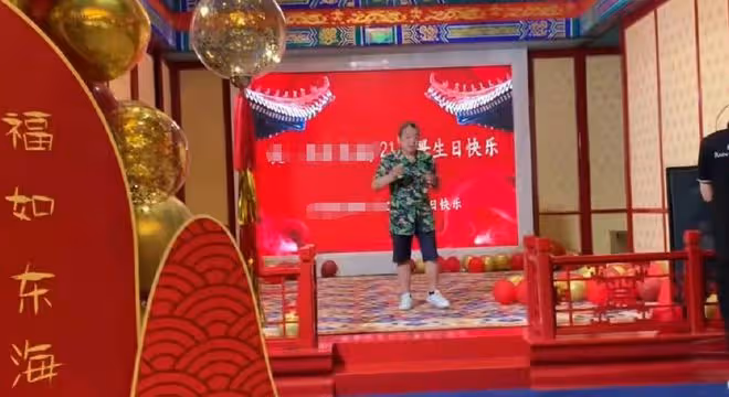 75歲侯耀華暴瘦參加壽宴,多位戲骨現身,現場近10位美女端菜表演