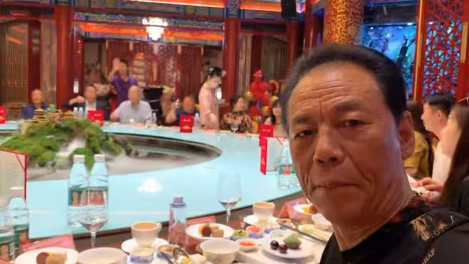 75歲侯耀華暴瘦參加壽宴,多位戲骨現身,現場近10位美女端菜表演