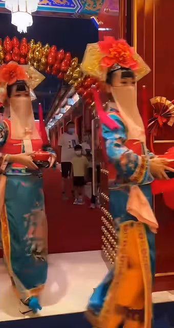 75歲侯耀華暴瘦參加壽宴,多位戲骨現身,現場近10位美女端菜表演