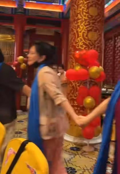 75歲侯耀華暴瘦參加壽宴,多位戲骨現身,現場近10位美女端菜表演