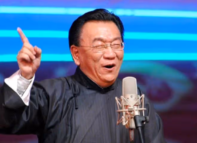 75歲侯耀華暴瘦參加壽宴,多位戲骨現身,現場近10位美女端菜表演