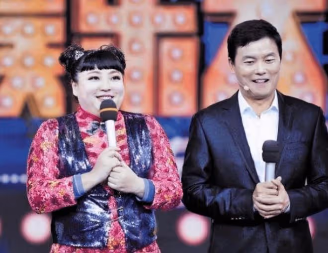 63歲演員娶洋老婆分居兩國,感嘆一家人思維不同,三胎女兒剛一歲