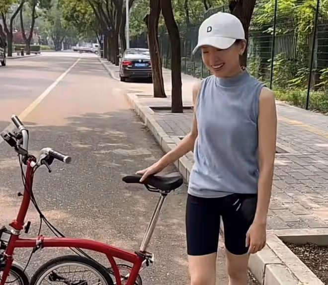 董潔頂烈日騎萬元自行車,坐路邊大口吃麻辣燙,一臉素顏無人識