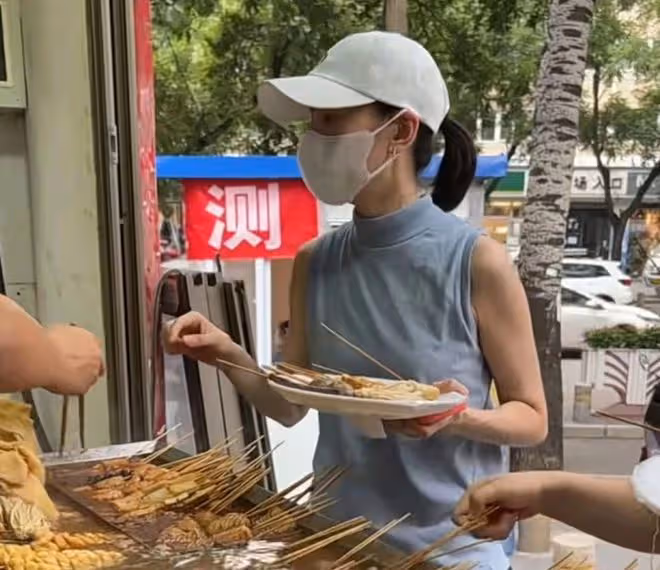 董潔頂烈日騎萬元自行車,坐路邊大口吃麻辣燙,一臉素顏無人識
