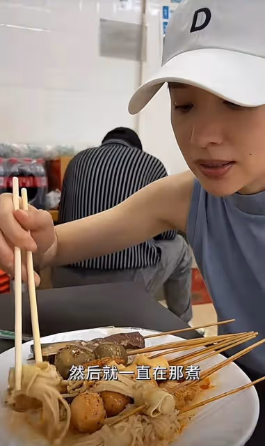 董潔頂烈日騎萬元自行車,坐路邊大口吃麻辣燙,一臉素顏無人識