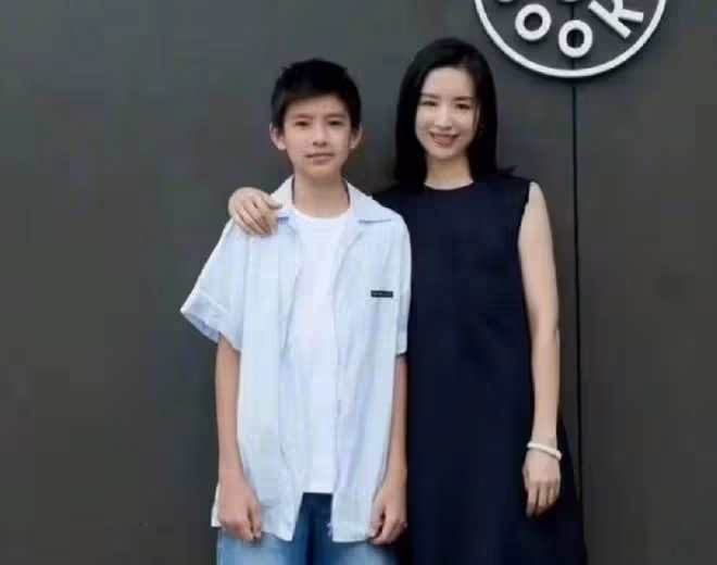 董潔頂烈日騎萬元自行車,坐路邊大口吃麻辣燙,一臉素顏無人識