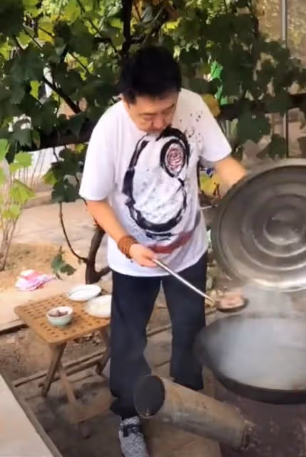 53歲于謙在農村居住,和孫越搭夥做飯用盆裝肉,穿著樸素院落簡陋