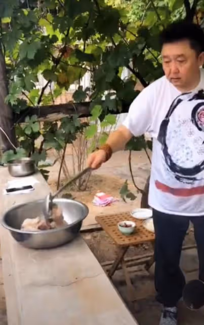53歲于謙在農村居住,和孫越搭夥做飯用盆裝肉,穿著樸素院落簡陋
