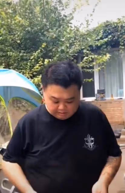 53歲于謙在農村居住,和孫越搭夥做飯用盆裝肉,穿著樸素院落簡陋