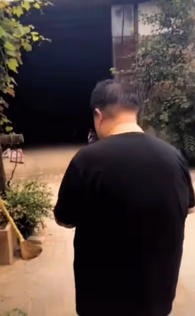 53歲于謙在農村居住,和孫越搭夥做飯用盆裝肉,穿著樸素院落簡陋