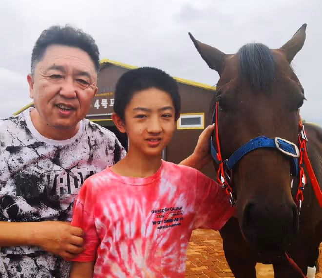 53歲于謙在農村居住,和孫越搭夥做飯用盆裝肉,穿著樸素院落簡陋