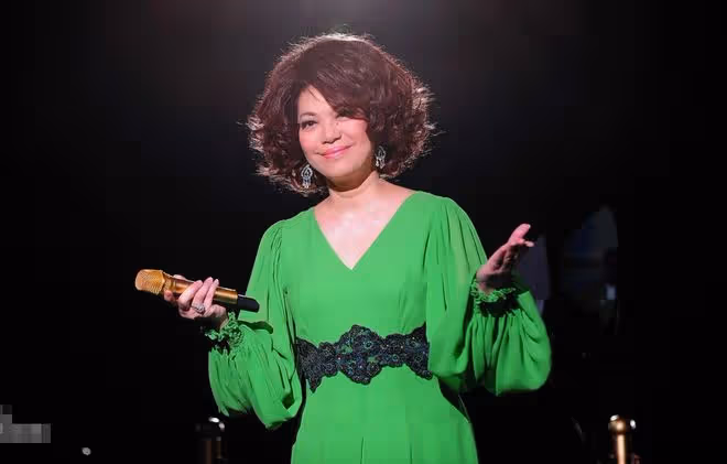 「年過半百無兒女」的8位明星,億萬身家沒人繼承,不心疼嗎?