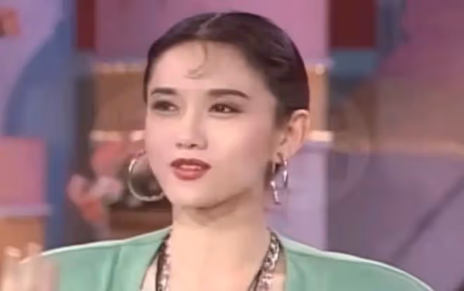「年過半百無兒女」的8位明星,億萬身家沒人繼承,不心疼嗎?