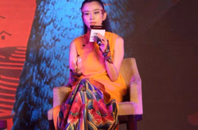 「年過半百無兒女」的8位明星,億萬身家沒人繼承,不心疼嗎?