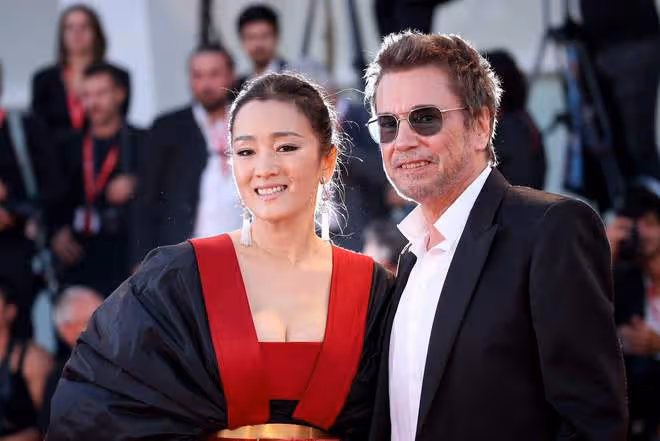 「年過半百無兒女」的8位明星,億萬身家沒人繼承,不心疼嗎?