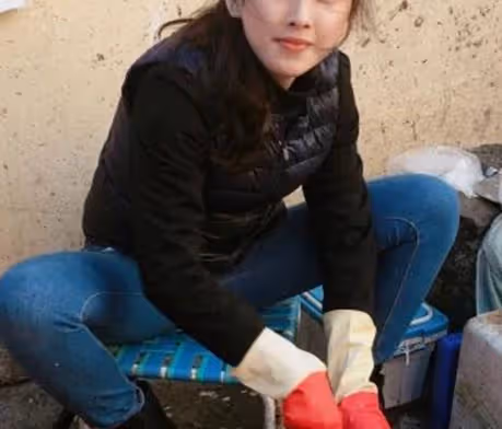 王祖賢現身高雄?漁港叫賣小妹「外型激似女神」處理鮮魚超俐落 老粉絲朝聖嗨喊:「真的是小倩」