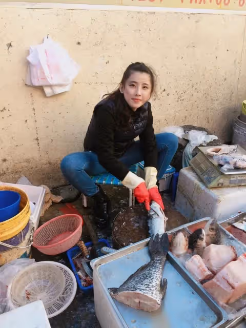 王祖賢現身高雄?漁港叫賣小妹「外型激似女神」處理鮮魚超俐落 老粉絲朝聖嗨喊:「真的是小倩」