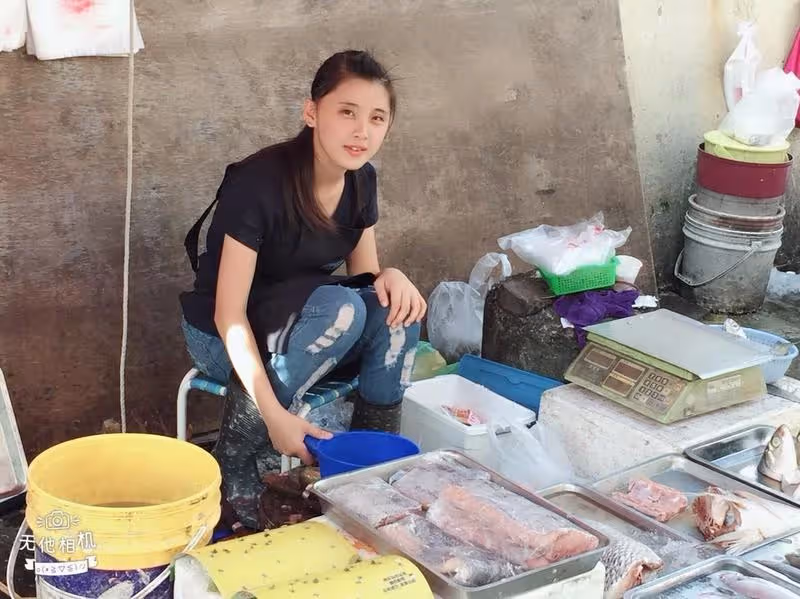 王祖賢現身高雄？漁港叫賣小妹「外型激似女神」處理鮮魚超俐落 老粉絲朝聖嗨喊：「真的是小倩」
