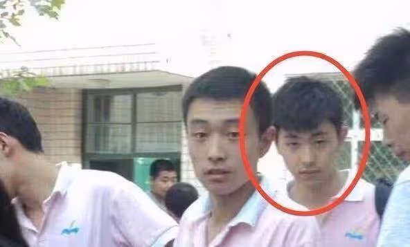 鄧倫舊照被扒出,真羨慕他們的友情,網友:鄧倫腿上的女孩是誰?_時候_照片_好友
