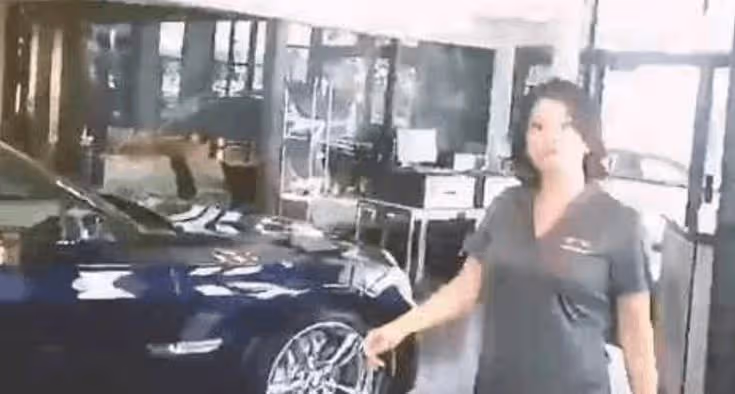 惹到金主了！女兒「與藍寶堅尼合照」被店員狂酸：別摸妳賠不起 　媽媽看不過去：「你跪下，我再買一輛」