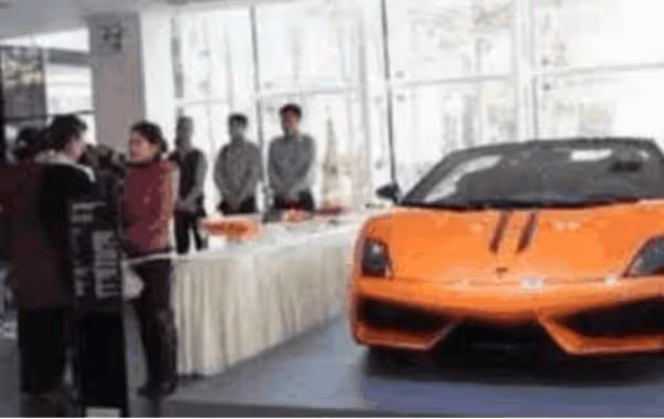惹到金主了！女兒「與藍寶堅尼合照」被店員狂酸：別摸妳賠不起 　媽媽看不過去：「你跪下，我再買一輛」