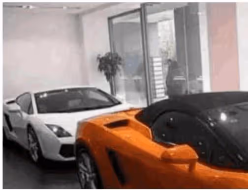 惹到金主了！女兒「與藍寶堅尼合照」被店員狂酸：別摸妳賠不起 　媽媽看不過去：「你跪下，我再買一輛」
