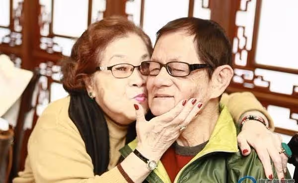 素珠阿姨消失2年,身體爆瘦「丟拐杖吃力行走」健康狀況堪憂,近日夫妻露面恩愛如初,網喊:沒事就好,鬆了一口氣