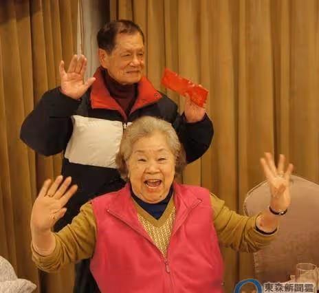 素珠阿姨消失2年,身體爆瘦「丟拐杖吃力行走」健康狀況堪憂,近日夫妻露面恩愛如初,網喊:沒事就好,鬆了一口氣