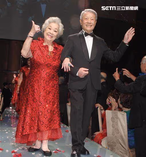 素珠阿姨消失2年,身體爆瘦「丟拐杖吃力行走」健康狀況堪憂,近日夫妻露面恩愛如初,網喊:沒事就好,鬆了一口氣