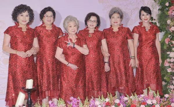 素珠阿姨消失2年,身體爆瘦「丟拐杖吃力行走」健康狀況堪憂,近日夫妻露面恩愛如初,網喊:沒事就好,鬆了一口氣