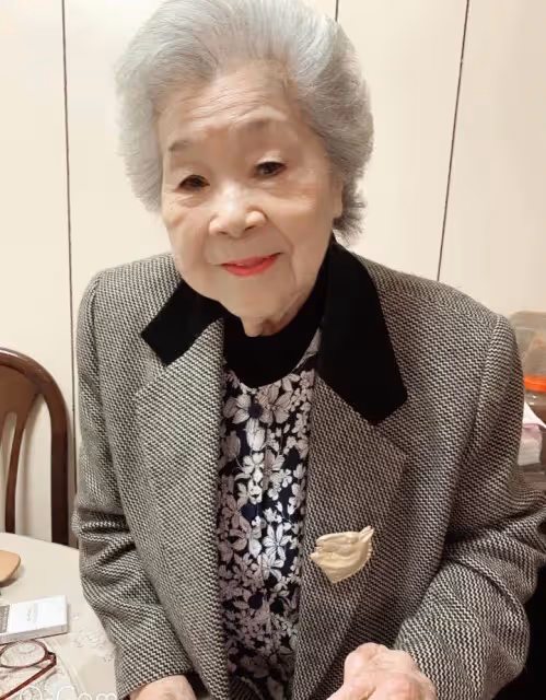 素珠阿姨消失2年,身體爆瘦「丟拐杖吃力行走」健康狀況堪憂,近日夫妻露面恩愛如初,網喊:沒事就好,鬆了一口氣