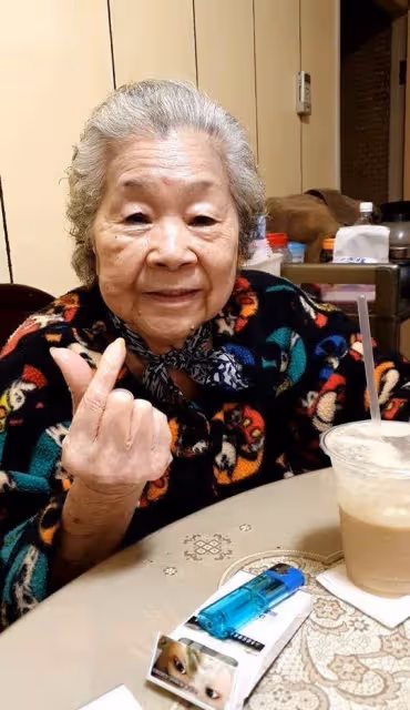 素珠阿姨消失2年,身體爆瘦「丟拐杖吃力行走」健康狀況堪憂,近日夫妻露面恩愛如初,網喊:沒事就好,鬆了一口氣