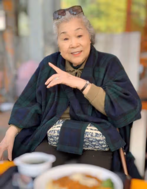 素珠阿姨消失2年,身體爆瘦「丟拐杖吃力行走」健康狀況堪憂,近日夫妻露面恩愛如初,網喊:沒事就好,鬆了一口氣