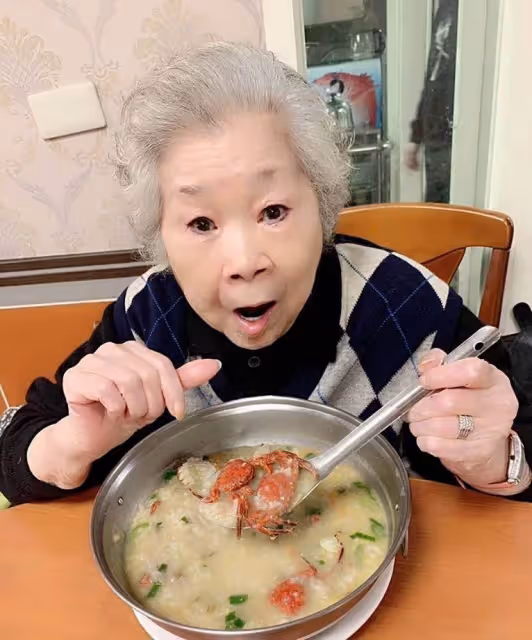 素珠阿姨消失2年,身體爆瘦「丟拐杖吃力行走」健康狀況堪憂,近日夫妻露面恩愛如初,網喊:沒事就好,鬆了一口氣