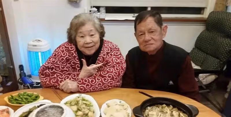 素珠阿姨消失2年,身體爆瘦「丟拐杖吃力行走」健康狀況堪憂,近日夫妻露面恩愛如初,網喊:沒事就好,鬆了一口氣