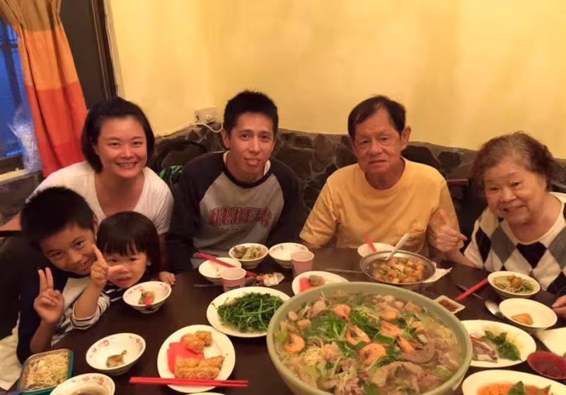 素珠阿姨消失2年,身體爆瘦「丟拐杖吃力行走」健康狀況堪憂,近日夫妻露面恩愛如初,網喊:沒事就好,鬆了一口氣
