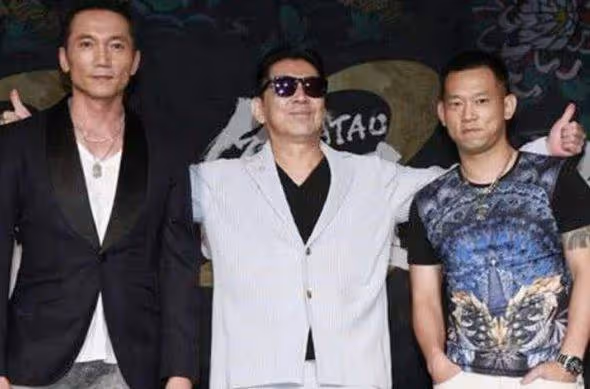 男友出國2年,我轉身戀上他爸一秒變後媽,結婚當天他拿出20年前舊照,婚禮變葬禮:悔恨終生