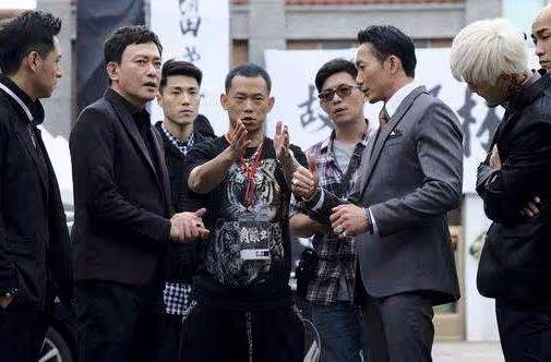 男友出國2年,我轉身戀上他爸一秒變後媽,結婚當天他拿出20年前舊照,婚禮變葬禮:悔恨終生