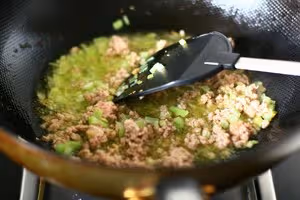肉末芽菜涼麵——五分鐘萬能肉臊