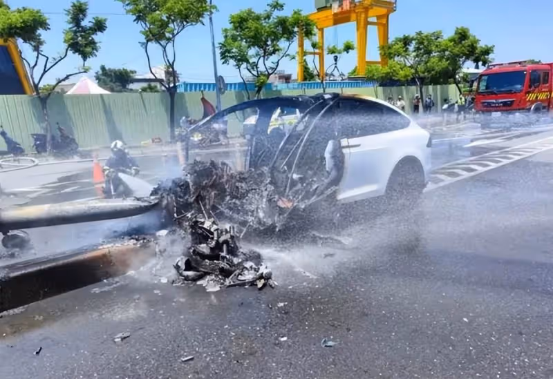 林志穎撞車幸獲路人勇拉出車,先救孩子再拉大人「滿手是血」醫護趕來才默默離開,網贊:危難時刻遇貴人