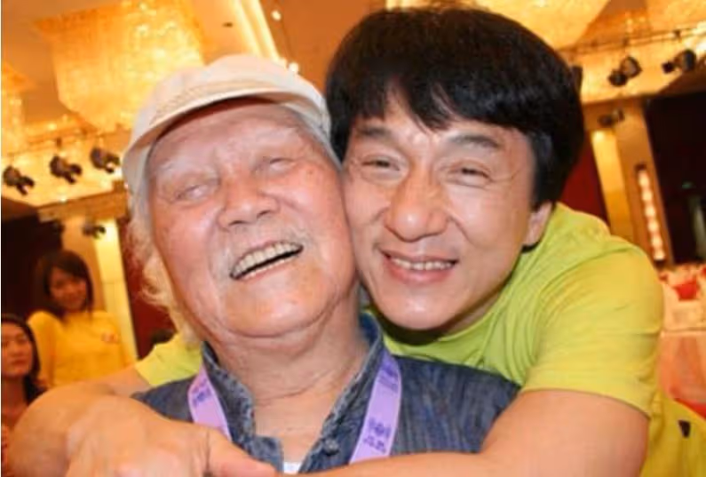 成龍把父親葬回老家，在貧窮的大哥家，只停留十幾分鐘！