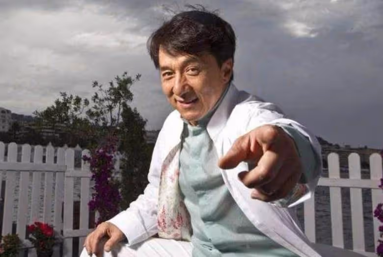 成龍把父親葬回老家，在貧窮的大哥家，只停留十幾分鐘！
