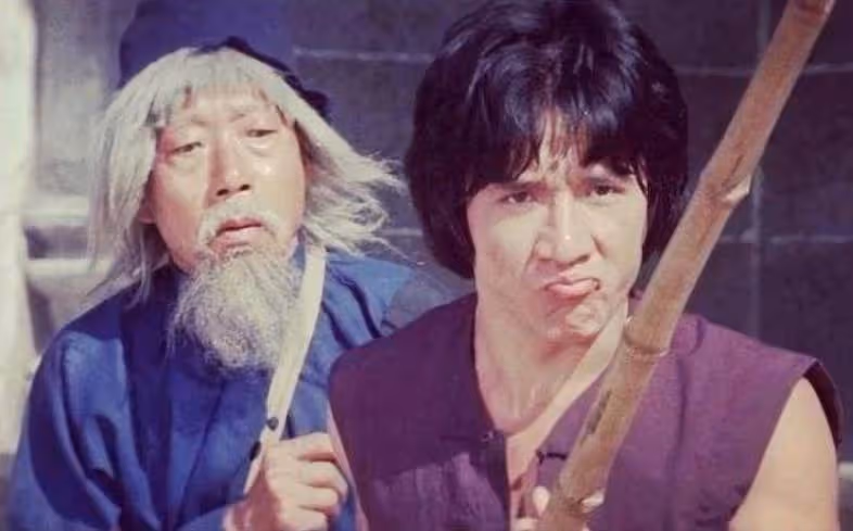 成龍把父親葬回老家，在貧窮的大哥家，只停留十幾分鐘！