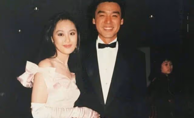 被指敗家女!30歲章小蕙「讓2個億萬富翁破產」 曾認自己是花瓶「沉寂11年再露面」反讓大家刮目相看