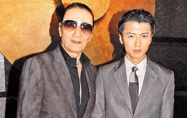 爸爸榮獲影帝!謝霆鋒「打4個字祝賀」被嫌太冷漠 網一面倒批「親生不如另一位男星」現場畫面曝光
